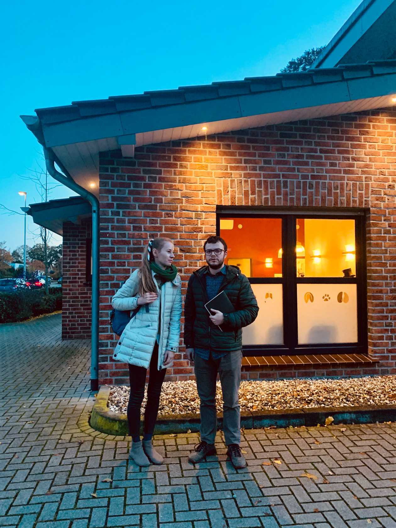 Mann und Frau außerhalb der Klinik in Deutschland während der User Research Studie