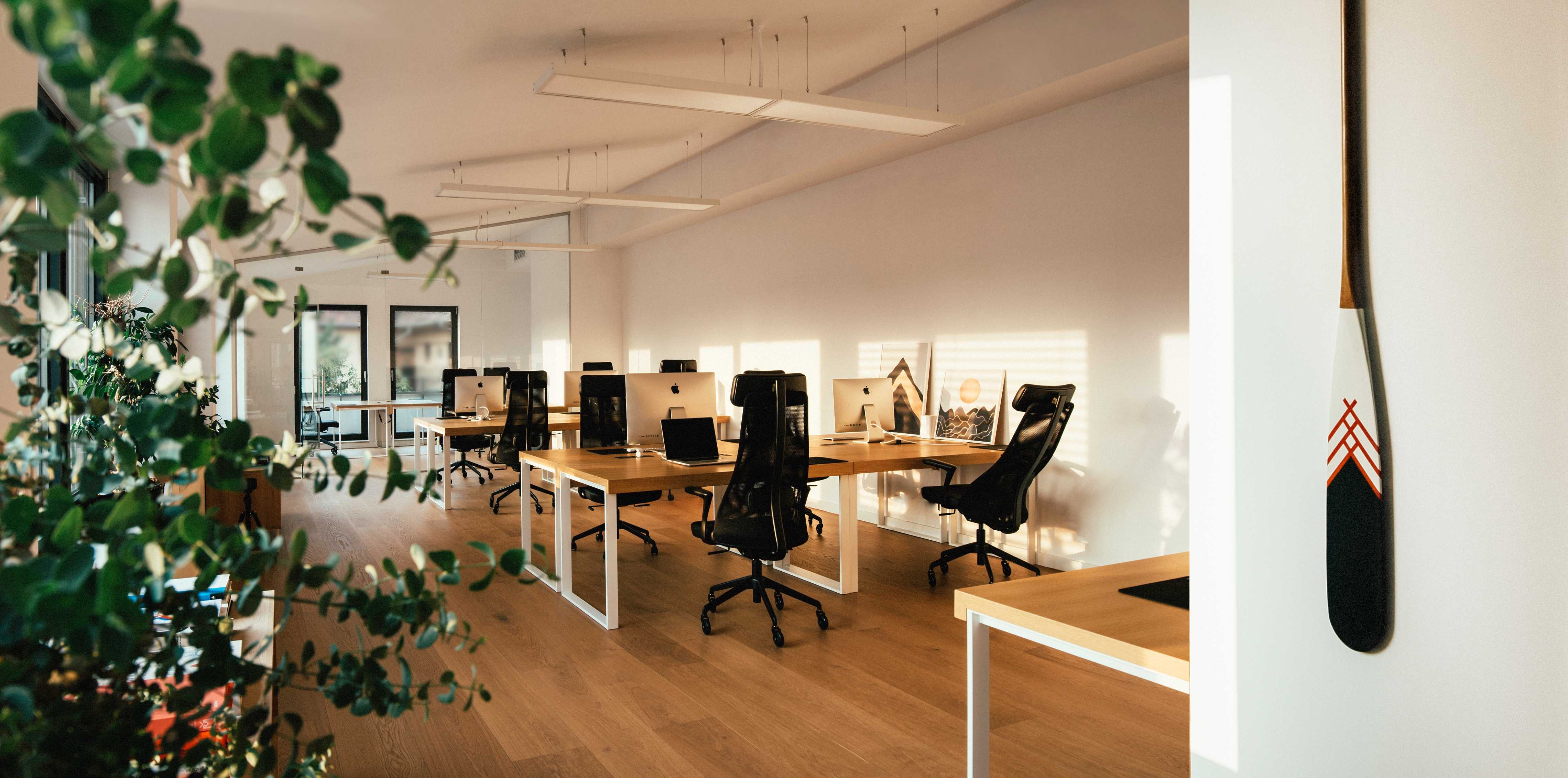 Arbeitsflächen der Designer im Büro der UX/UI Design Agentur